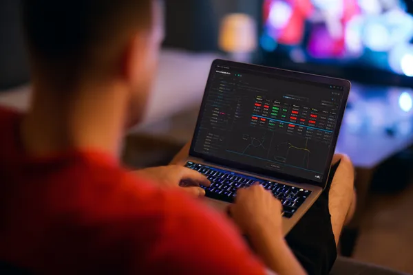 8777BET ক্যাসিনো গেমস — উপভোগ করুন নিরন্তর বিনোদন সোনালি কয়েনের ঝর্ণার মধ্যে ঘূর্ণায়মান একটি রুলেট চাকার ক্লোজ-আপ—যা 8777BET–এ গভীর ক্যাসিনো অ্যাকশনকে তুলে ধরে।