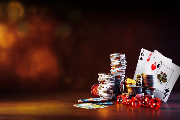 8777BET — সীমাহীন বিলাসবহুল গেমিং অভিজ্ঞতা সবুজ বিলাসবহুল গাউন পরা এক নারী অলংকৃত রুলেট চাকার পাশে—যা 8777BET–এর উচ্চমানের ক্যাসিনো পরিবেশকে প্রকাশ করে।